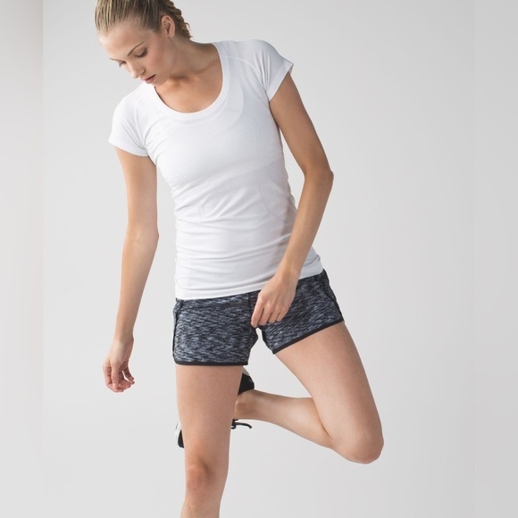 Lululemon Run Times Short *4-way Stretch 4" Dramatic Static White Black‎ / Black - Picture 2 of 10
